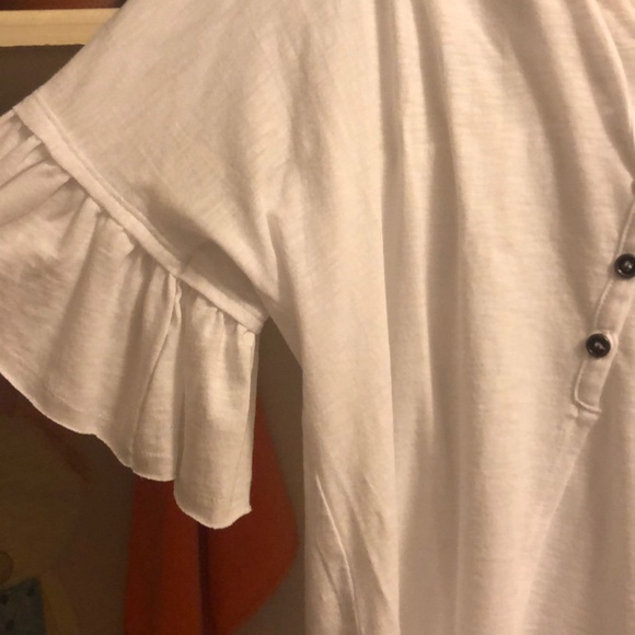 White blouse - Picture 1 of 3